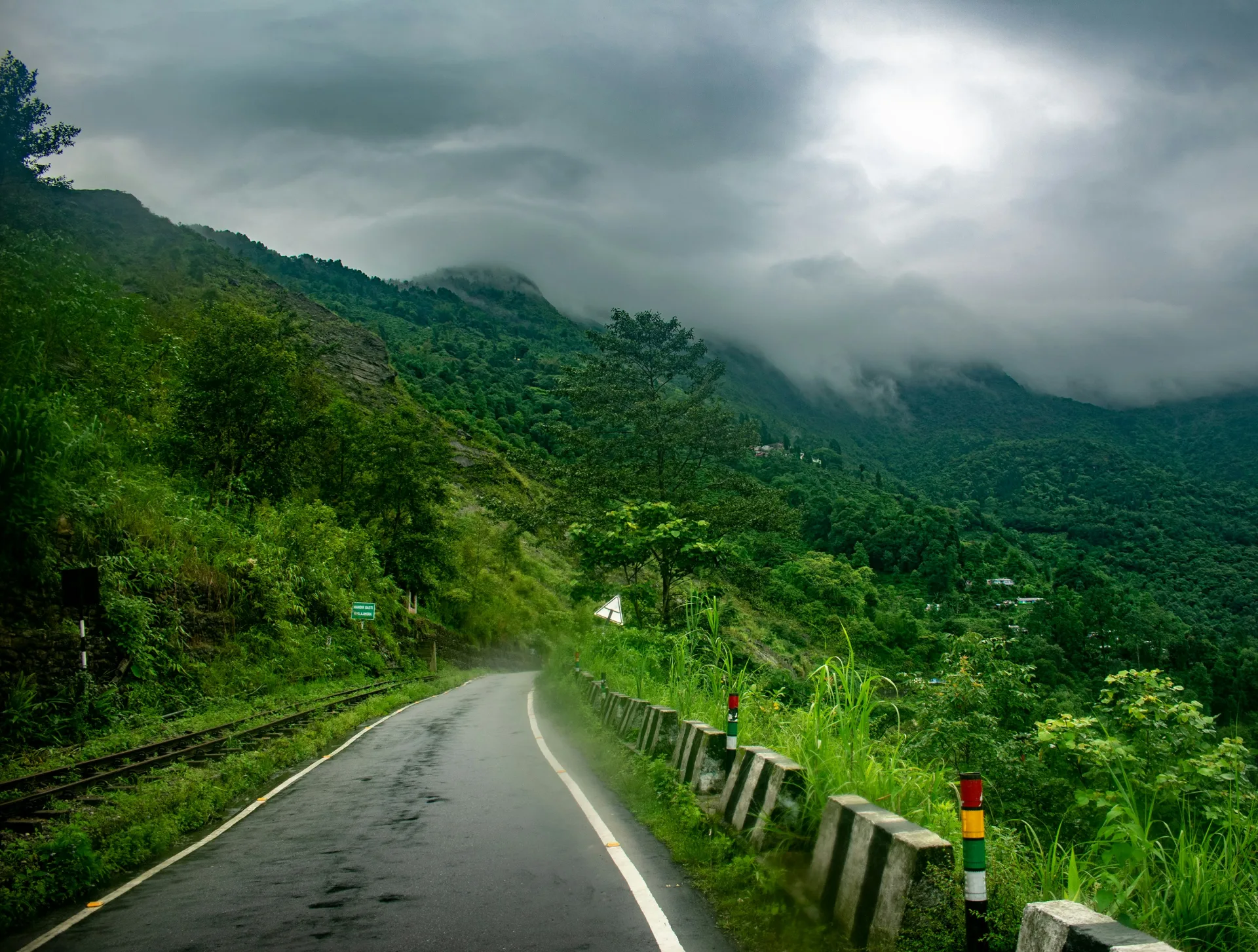Best Time to Visit Darjeeling: Weather, Seasons & Snowfall Guide