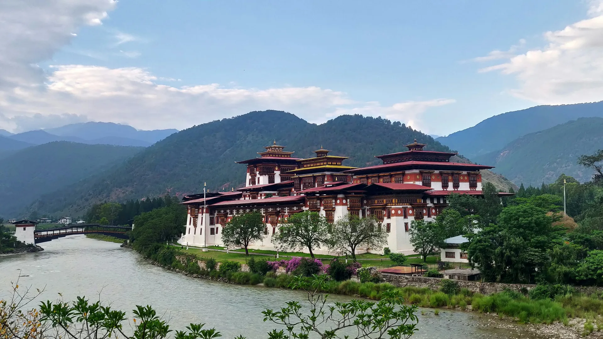 Bhutan Dzongs & High Passes Tour (Dochula Pass)